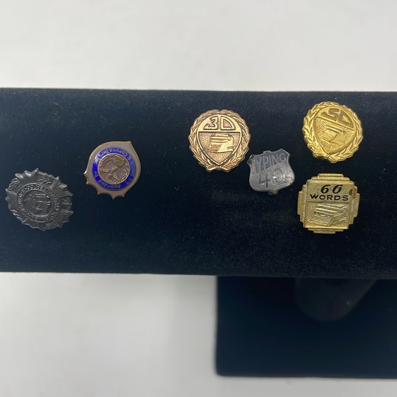 VINTAGE Bundle of 1960 Words per Minute Typing Pins (6) - Picture 1 of 3